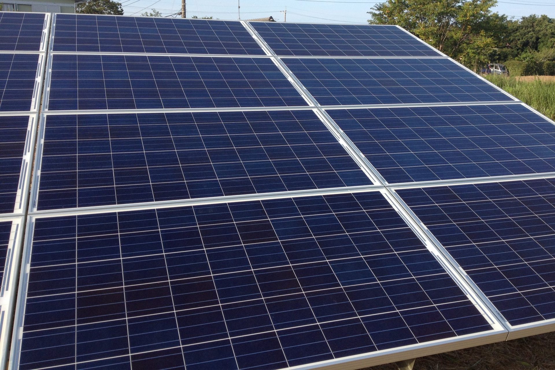 Solar photovoltaic panel array